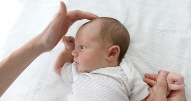 Plagiocefalia – jakie są przyczyny i w jaki sposób leczy się zespół spłaszczonej główki u niemowlaka?