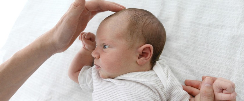 Plagiocefalia – jakie są przyczyny i w jaki sposób leczy się zespół spłaszczonej główki u niemowlaka?