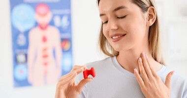 niedobór jodu, nadmiar jodu, objawy niedoboru jodu, kobieta z problemami z tarczycą