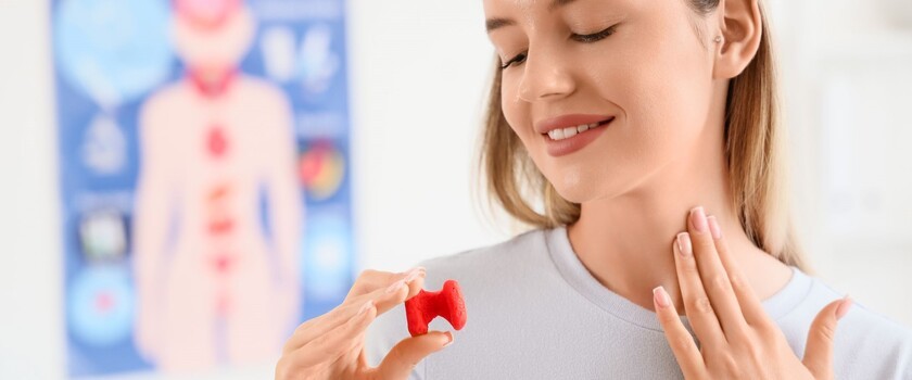 niedobór jodu, nadmiar jodu, objawy niedoboru jodu, kobieta z problemami z tarczycą