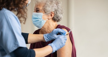 Skutki uboczne szczepionek przeciwko COVID-19. Jakie działania niepożądane pojawiają się najczęściej?