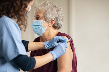 Skutki uboczne szczepionek przeciwko COVID-19. Jakie działania niepożądane pojawiają się najczęściej?
