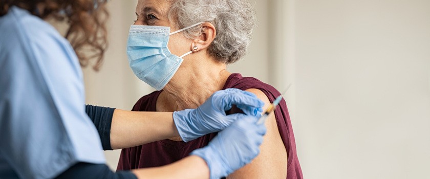 Skutki uboczne szczepionek przeciwko COVID-19. Jakie działania niepożądane pojawiają się najczęściej?