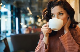 kobieta piję kawę z filiżanki