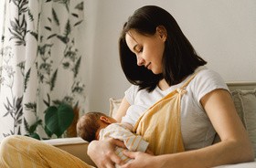 Kobieta karmiąca swoje dziecko