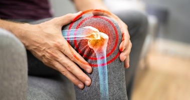 ból stawu kolanowego przedstawiony na grafice