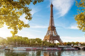 Wieża Eiffle'a na tle Sekwany - symbole Paryża