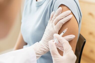 szczepienia dla dorosłych, kalendarz szczepień dla dorosłych, kobieta otrzymuje szczepienie w ramię