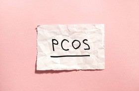 Zespół policystycznych jajników (PCOS) – przyczyny, objawy, diagnostyka i leczenie