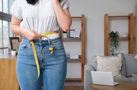 kobieta mierzy obwód brzucha, fakty i mity o odchudzaniu