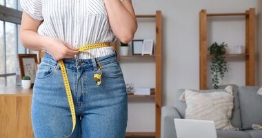 kobieta mierzy obwód brzucha, fakty i mity o odchudzaniu