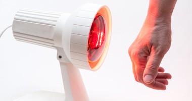 Dłoń mężczyzny naświetlana promieniowaniem podczerwonym (IR) z lampy sollux