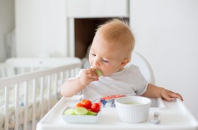 BLW (Baby Led Weaning) czy łyżeczka – kiedy i jaki sposób rozszerzać dietę dziecka?