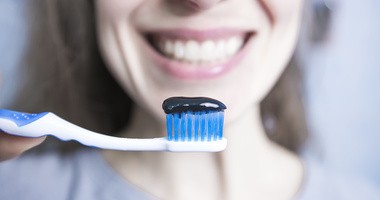 Pasty z węglem aktywnym mogą szkodzić zębom