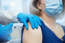 Czy osoby zaszczepione przeciwko koronawirusowi mogą zachorować na COVID-19? W jakim stopniu szczepionka chroni przed chorobą?