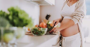 Kobieta w ciąży przygotowująca posiłek, zdrowa dieta w ciąży