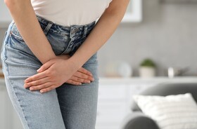 zapalenie cewki moczowej, objawy zapalenia cewki moczowej, kobieta z zapaleniem cewki moczowej, 