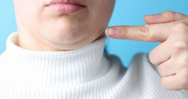 Kobieta z podwójnym podbródkiem, drugi podbródek, podwójny podbródek.