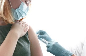 Czy konieczna będzie kolejna, przypominająca dawka szczepionki przeciwko COVID-19?
