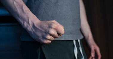 Agresja - męska dłoń w formie pięści
