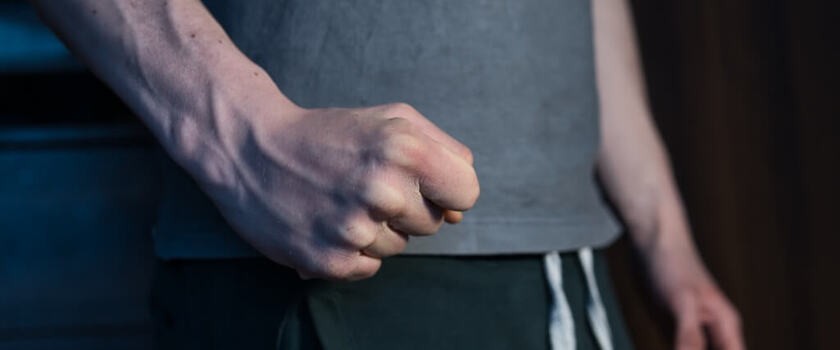Agresja - męska dłoń w formie pięści