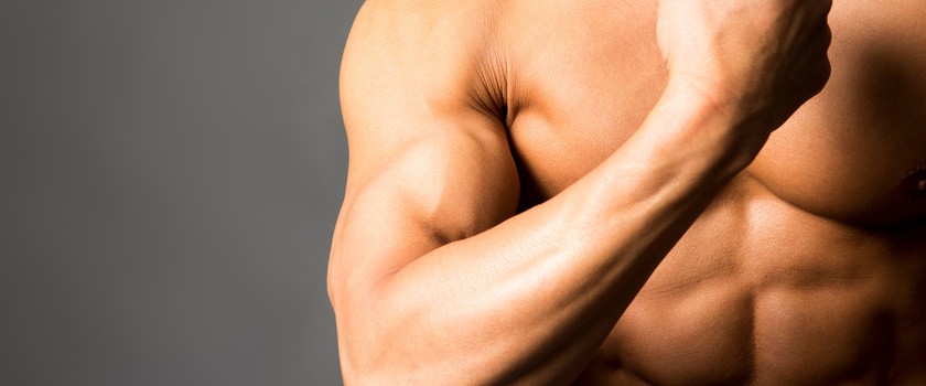 Mięśnie i biceps mężczyzny
