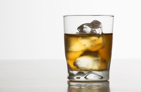 Nadmiar alkoholu szkodzi skórze. Jak zadbać o regenerację?