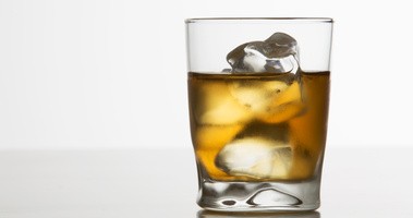 Nadmiar alkoholu szkodzi skórze. Jak zadbać o regenerację?