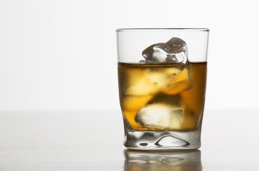 Nadmiar alkoholu szkodzi skórze. Jak zadbać o regenerację?