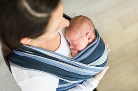 Chustonoszenie okiem fizjoterapeuty – jak prawidłowo nosić dziecko w chuście?