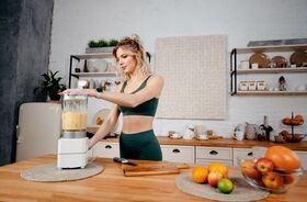 posiłek po treningu, co jeść po treningu, kobieta robiąca smoothie po siłowni