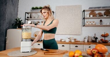 posiłek po treningu, co jeść po treningu, kobieta robiąca smoothie po siłowni