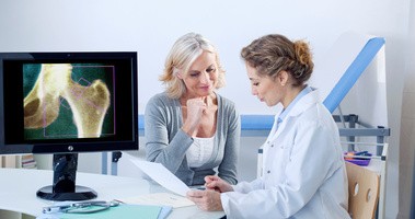 Osteoporoza i menopauza – co je łączy?