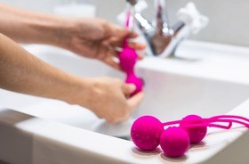 mycie akcesoriów erotycznych, jak dbać o gadżety erotyczne, higiena gadżetów erotycznych, mycie akcesoriów erotycznych, jak czyścić wibrator
