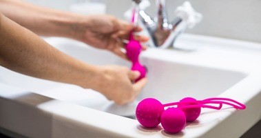 mycie akcesoriów erotycznych, jak dbać o gadżety erotyczne, higiena gadżetów erotycznych, mycie akcesoriów erotycznych, jak czyścić wibrator