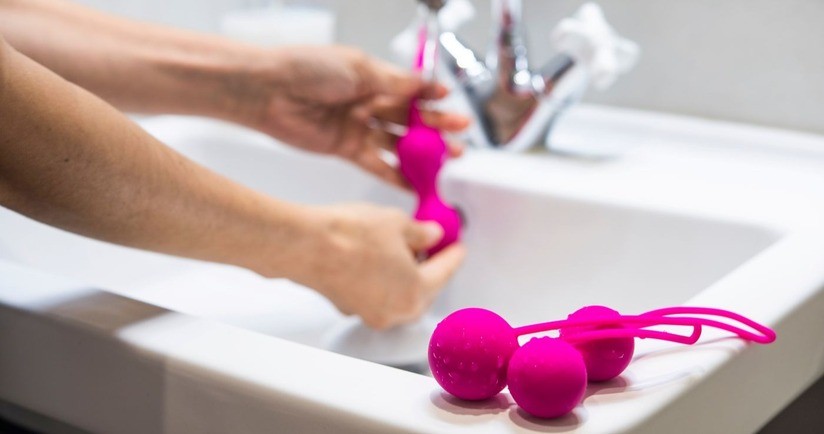 mycie akcesoriów erotycznych, jak dbać o gadżety erotyczne, higiena gadżetów erotycznych, mycie akcesoriów erotycznych, jak czyścić wibrator