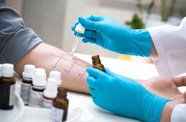 Czy alergia może pojawić się w każdym wieku? Skąd się biorą alergie u osób dorosłych?
