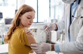 dziewczyna podczas szczepienia na hpv, korzyści ze szczepienia na hpv, badania dotyczące szczepionki na hpv, po co się szczepić na hpv