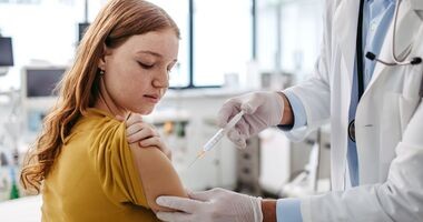 dziewczyna podczas szczepienia na hpv, korzyści ze szczepienia na hpv, badania dotyczące szczepionki na hpv, po co się szczepić na hpv