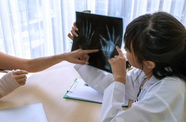 RTG dłoni – badanie, wskazania, przeciwwskazania, refundacja, cena prześwietlenia