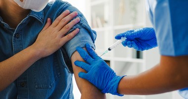 Druga dawka szczepionki przeciwko COVID-19 – dlaczego częściej powoduje skutki uboczne?