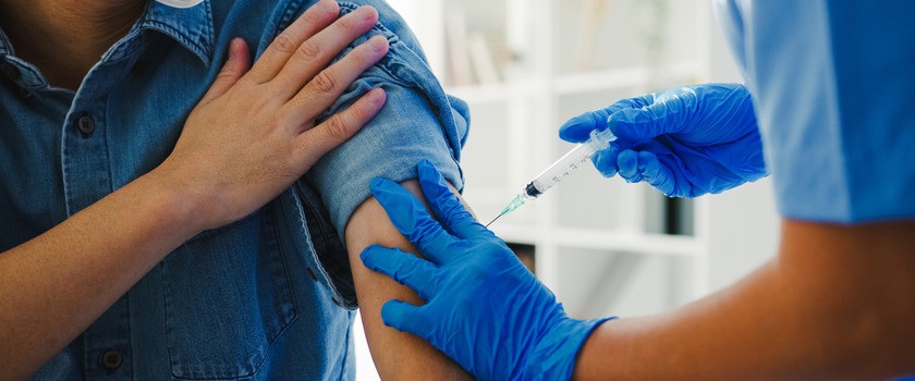 Druga dawka szczepionki przeciwko COVID-19 – dlaczego częściej powoduje skutki uboczne?