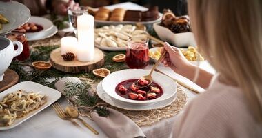 lekkostrawna wigilia, lekkostrawne dania świąteczna, stół wigilijny z barszczem