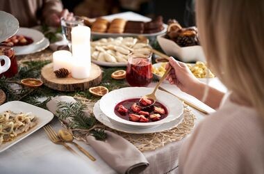 lekkostrawna wigilia, lekkostrawne dania świąteczna, stół wigilijny z barszczem