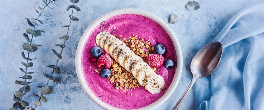 Owoce i warzywa jesienią i zimą – z czego warto zrobić sałatkę, koktajl albo smoothie bowl?