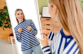 młoda dziewczyna przed lustrem, self love, samoakceptacja, jak pokochać siebie, jak polubić siebie