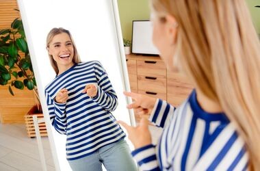 młoda dziewczyna przed lustrem, self love, samoakceptacja, jak pokochać siebie, jak polubić siebie