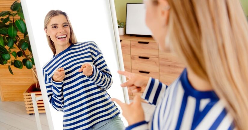 młoda dziewczyna przed lustrem, self love, samoakceptacja, jak pokochać siebie, jak polubić siebie