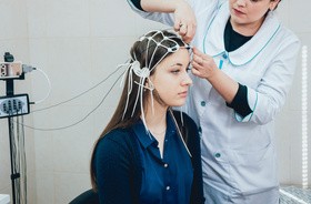 EEG – na czym polega elektroencefalografia? Jakie są wskazania i jak przebiega badanie EEG?