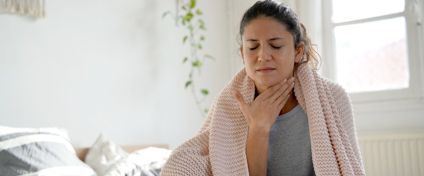Domowe sposoby na ból gardła – czym je nawilżać, a co najlepiej łagodzi ból?